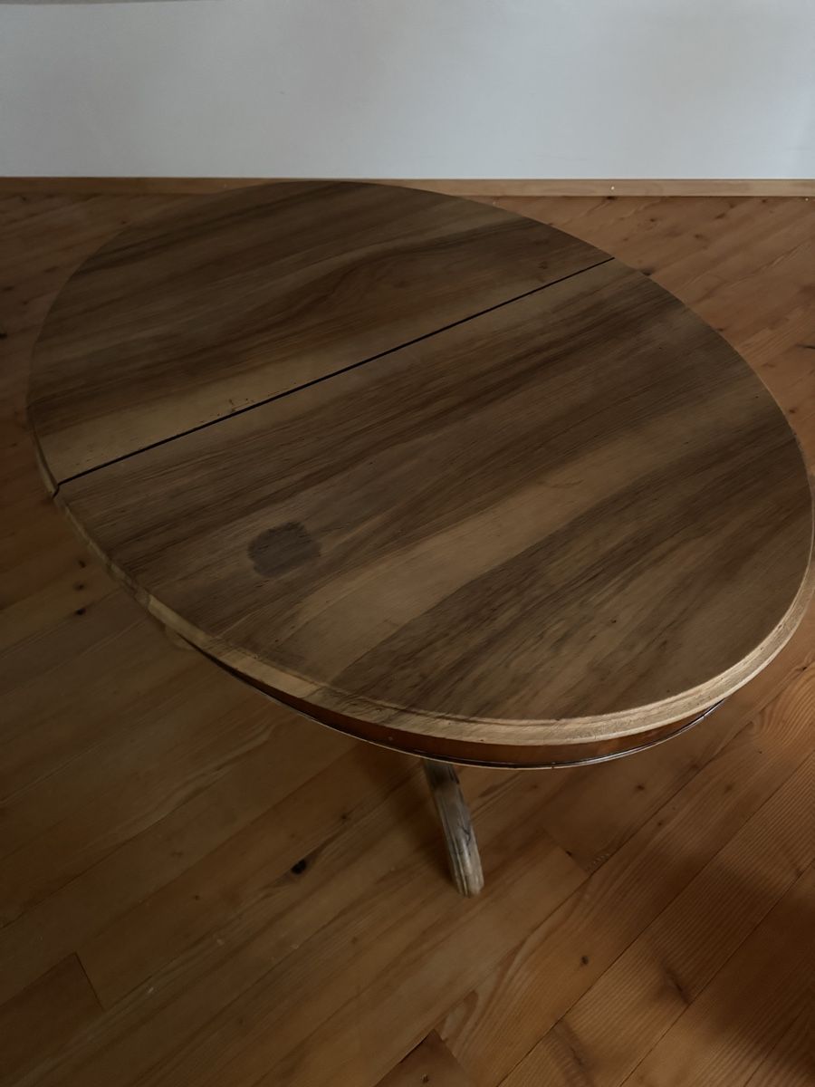 Tables: Antiker Tisch aus Nussbaumholz – D'occasion à Dürnten par Torquay