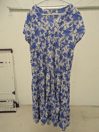 Sommerl.  Kleid mit Blätterprint, Grösse M (oder S oversize)