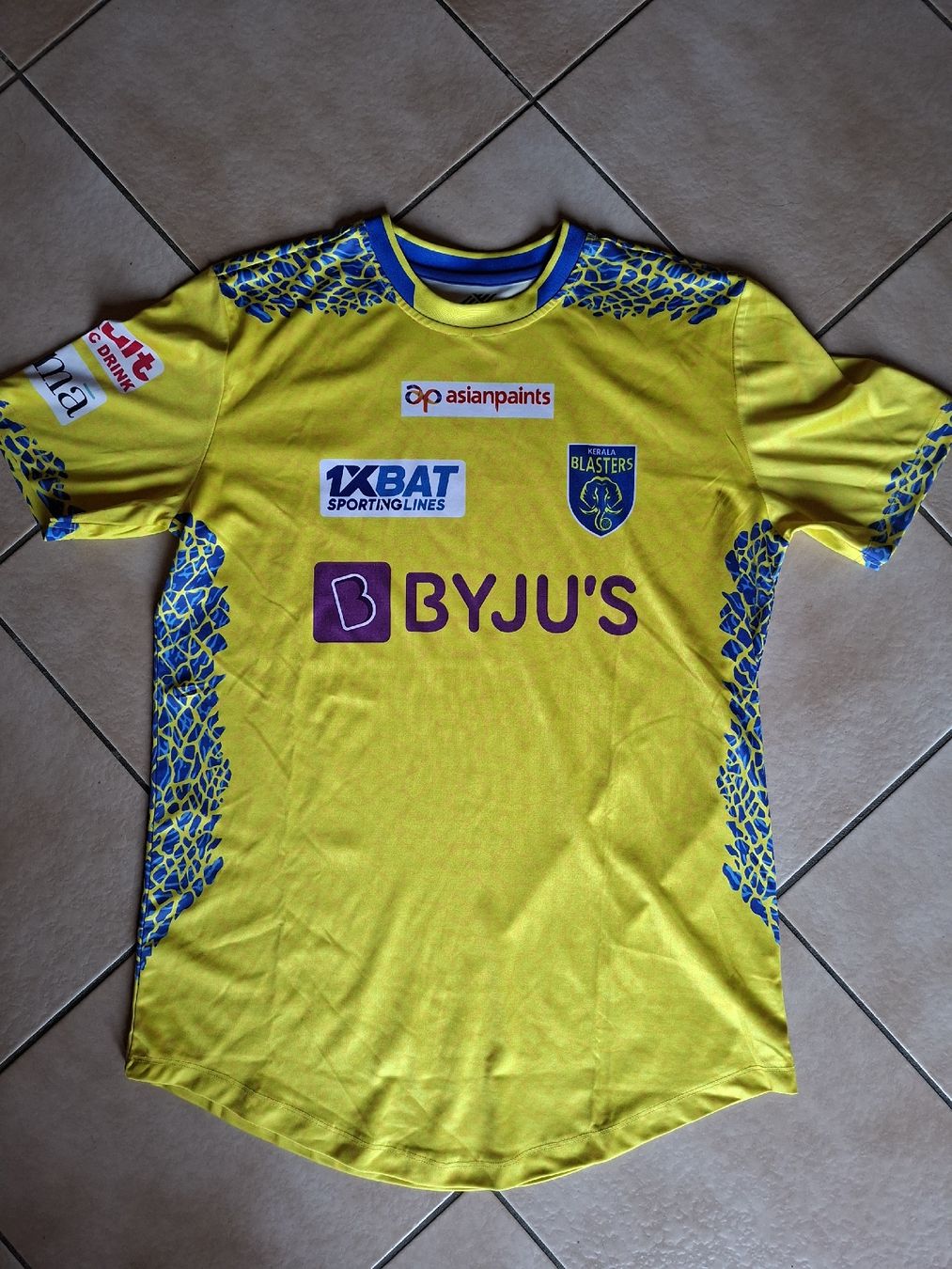 Leibchen & Hosen: Kerala Blasters FC – Neu (gemäss Beschreibung) aus Schwanden Sigrisw von len_9yqg