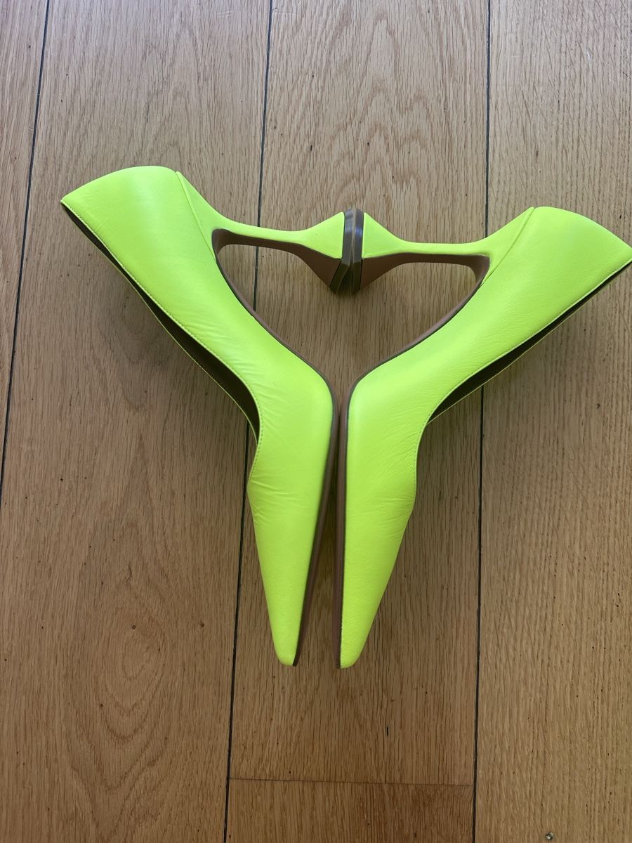 Amina Muaddi Scarpe da donna: Amina Muaddi Neon Yellow Heels, Size 38.5 – Nuovo (secondo la descrizione) da Geneve venduto da iri_dr5s 2