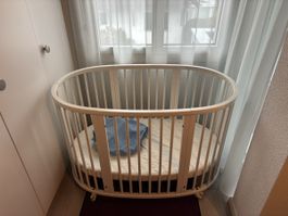Stokke Oval Kinderbett mit Rollen  70 x125cm (erweiterbar)
