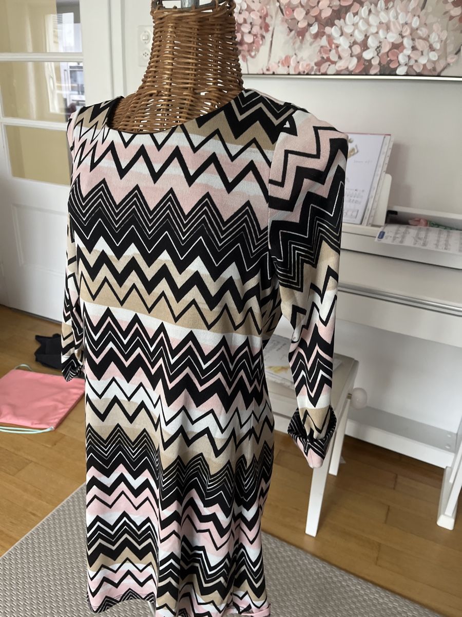 Vestiti: Kleid mit Zickzack-Muster, Grösse M, neu – Usato da Solothurn venduto da Bobesch08 3