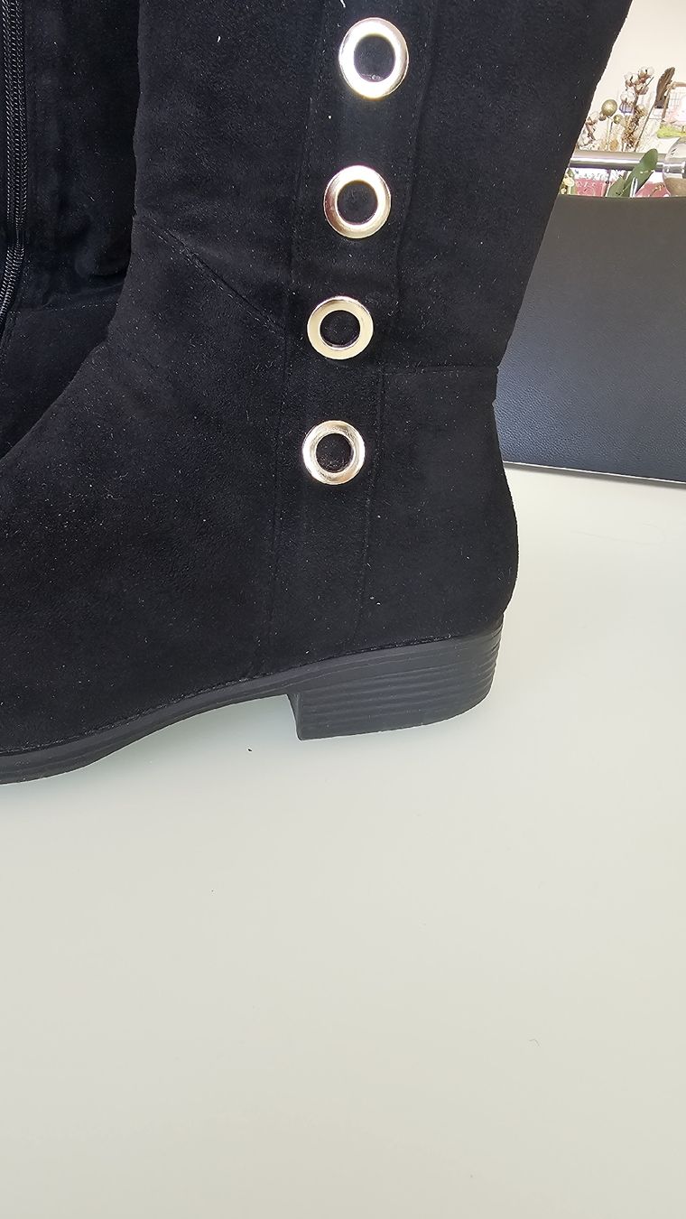 Scarpe da uomo: Bottes hautes en daim noir avec élément décoratif. – Usato da Nax venduto da mojy 1