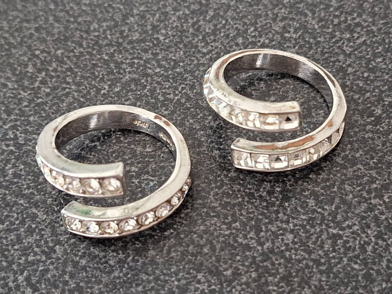 Anelli: Ring mit Strass Steinchen  Metall Silberfarben 2 Stk. – Usato da Gattikon venduto da jeansgli 2