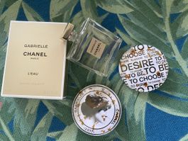 Miniature et badges Chanel