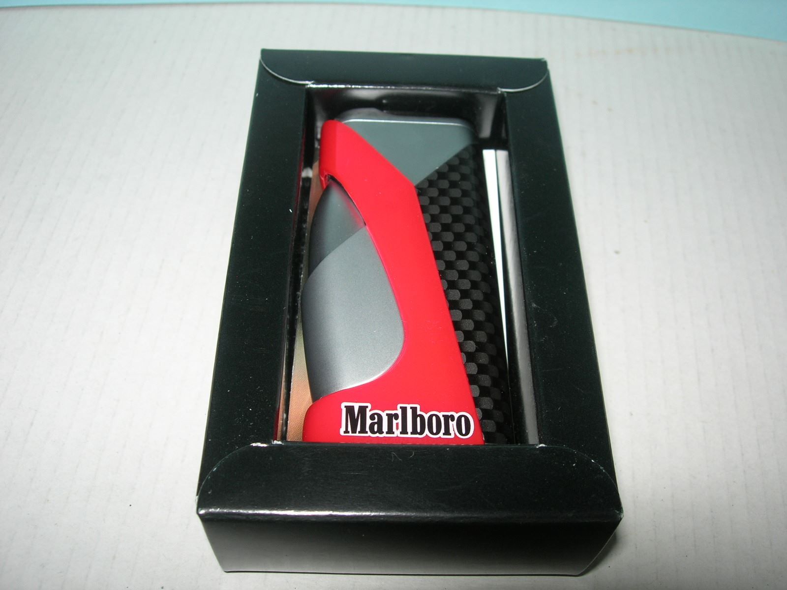 Marlboro Accendini: Malboro Gasfeuerzeug – Nuovo e nell'imballaggio originale da Hornussen venduto da Corvette- 6