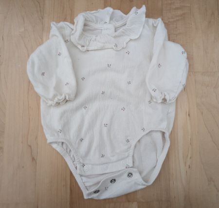 Süsser Baby Langarmbody mit Volantkragen – Gr. 56/62