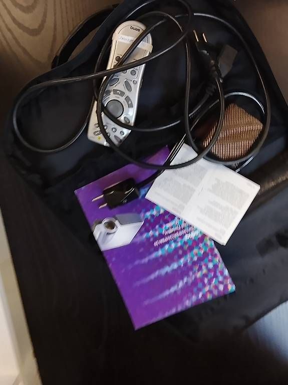 BenQ Proiettori: Beamer BENQ PB8220 – Usato da Neuhausen am Rheinfall venduto da galleria13 1