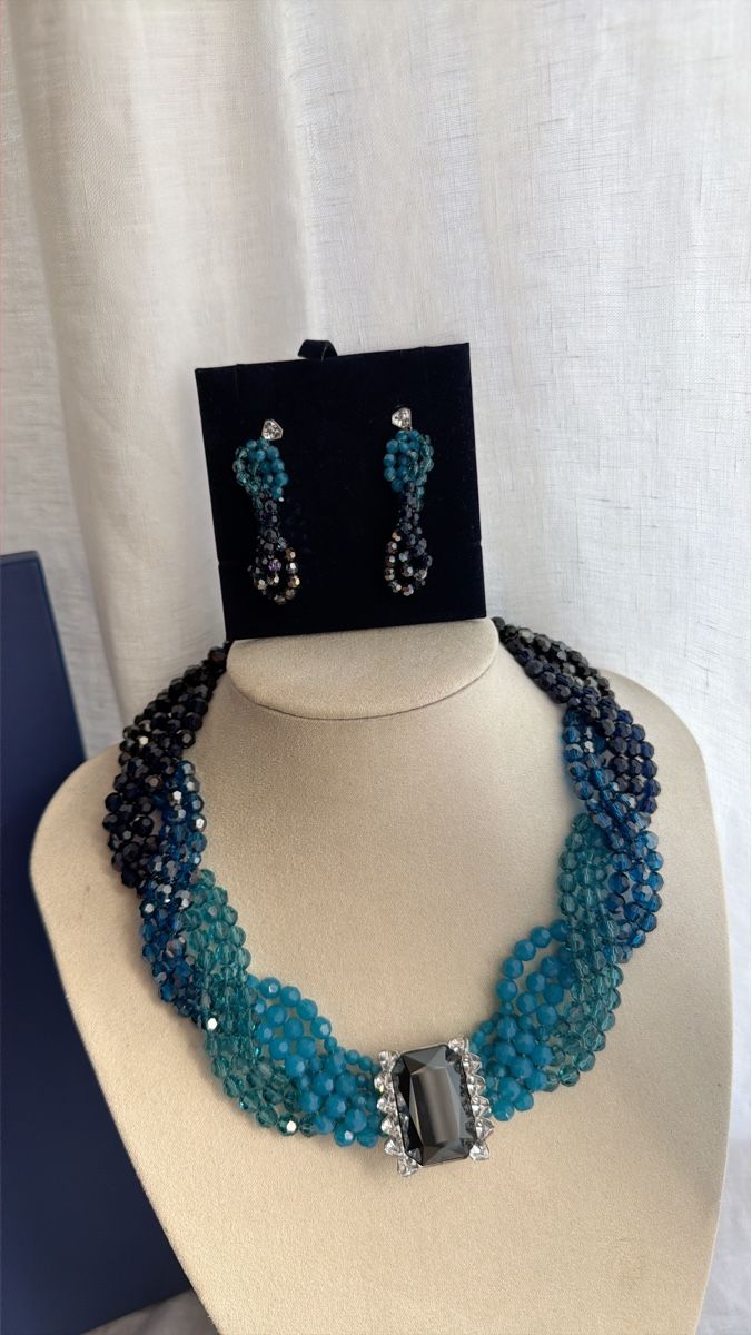 Swarovski Catenine: SWAROVSKI Collier mit Ohrstecker blau – Nuovo (secondo la descrizione) da Brütten venduto da Rod816 1