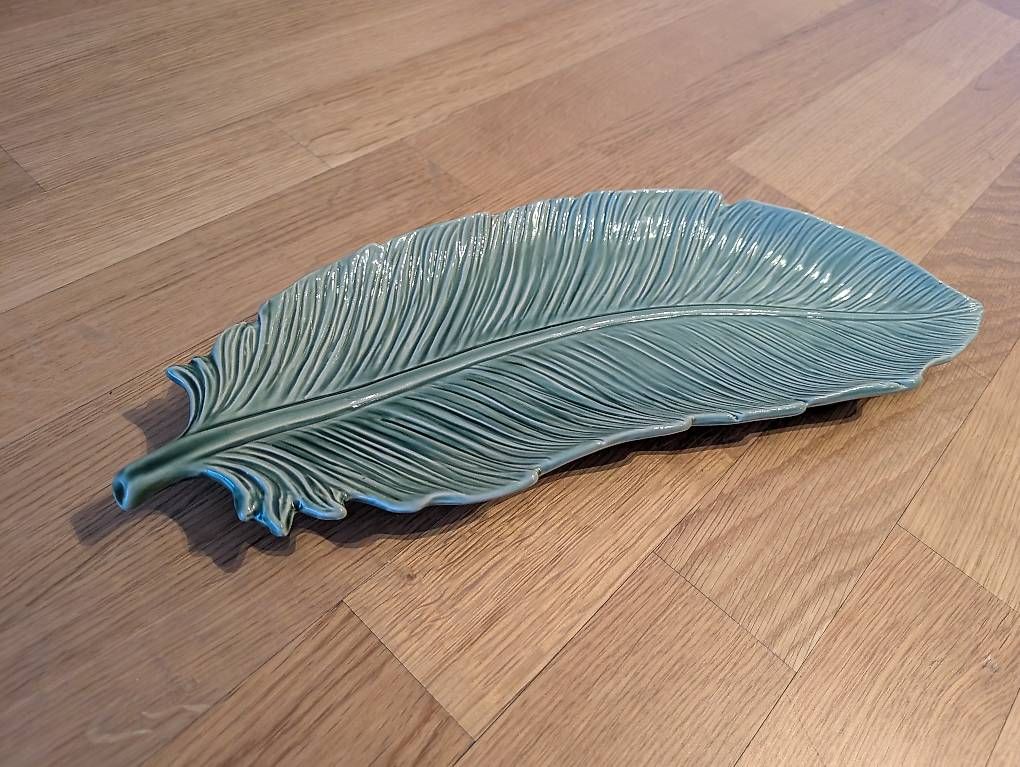 Piatti di portata: Ceramic leaf-shaped platter – Usato da Luzern venduto da Quy