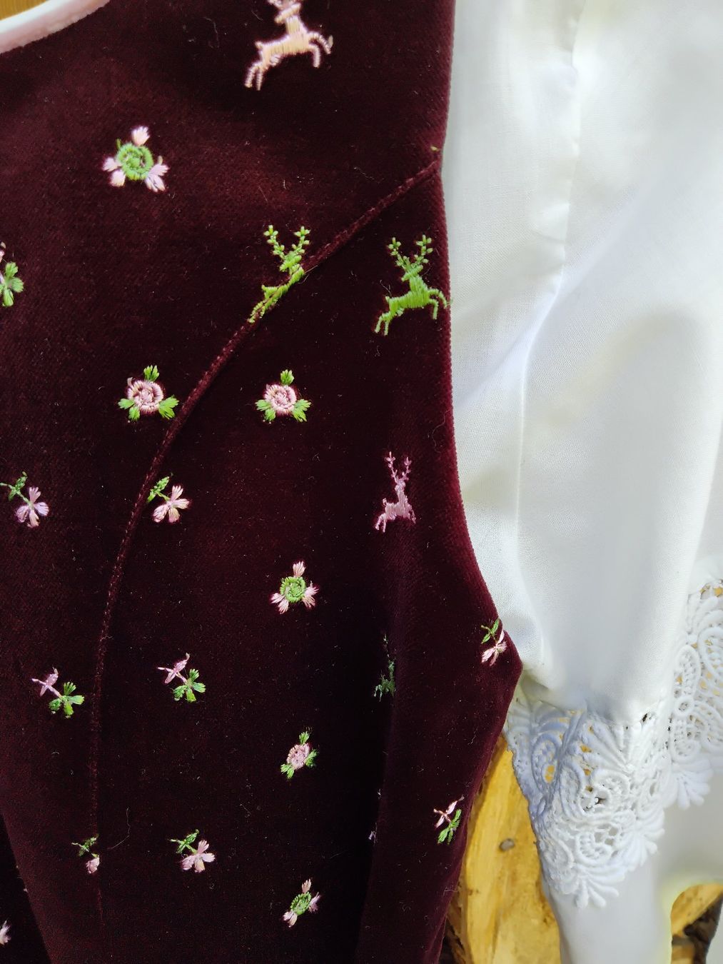 Costumi: Dirndl lang, inkl. Bluse und Schürze – Usato da Saxeten venduto da Hoesi1967 9