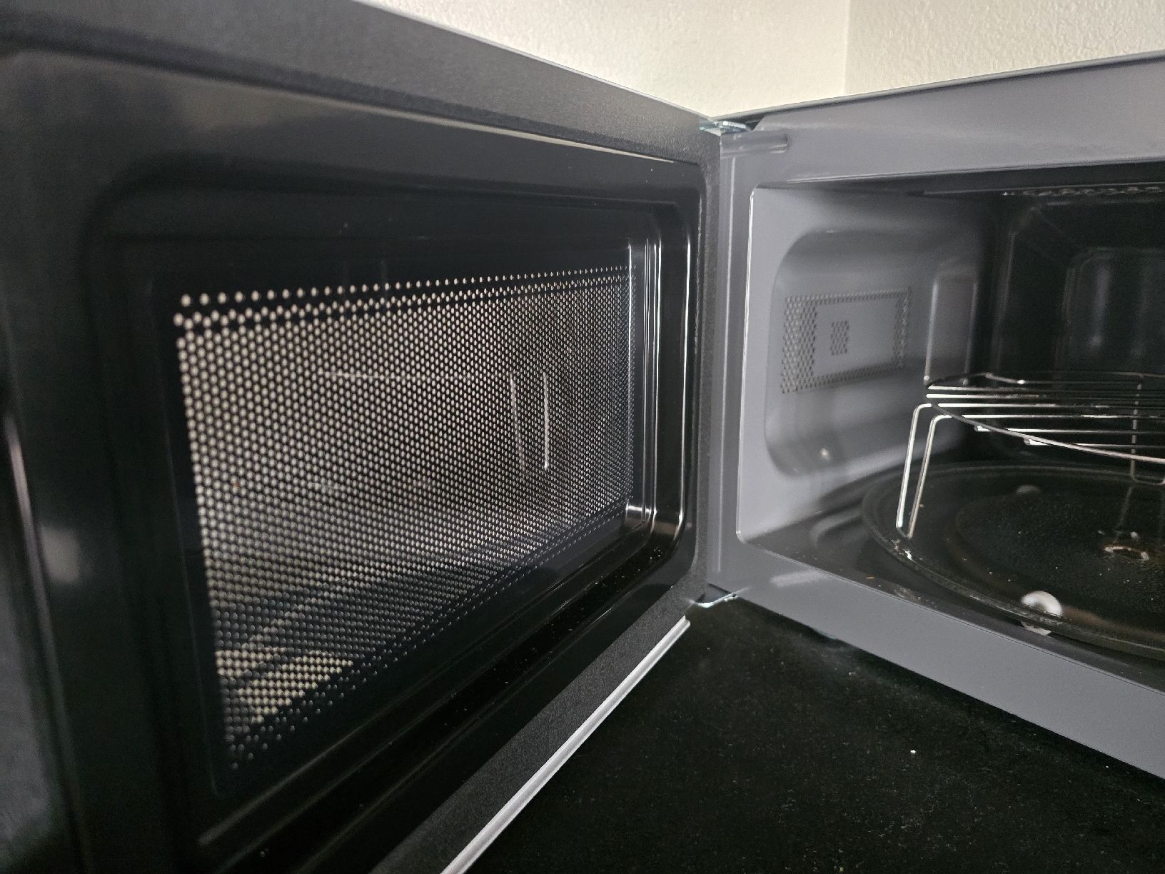 Sharp Elettrodomestici da cucina: Sharp Mikrowelle R642INW Schwarz/Silber – Nuovo (secondo la descrizione) da Egliswil venduto da D.Mko 2