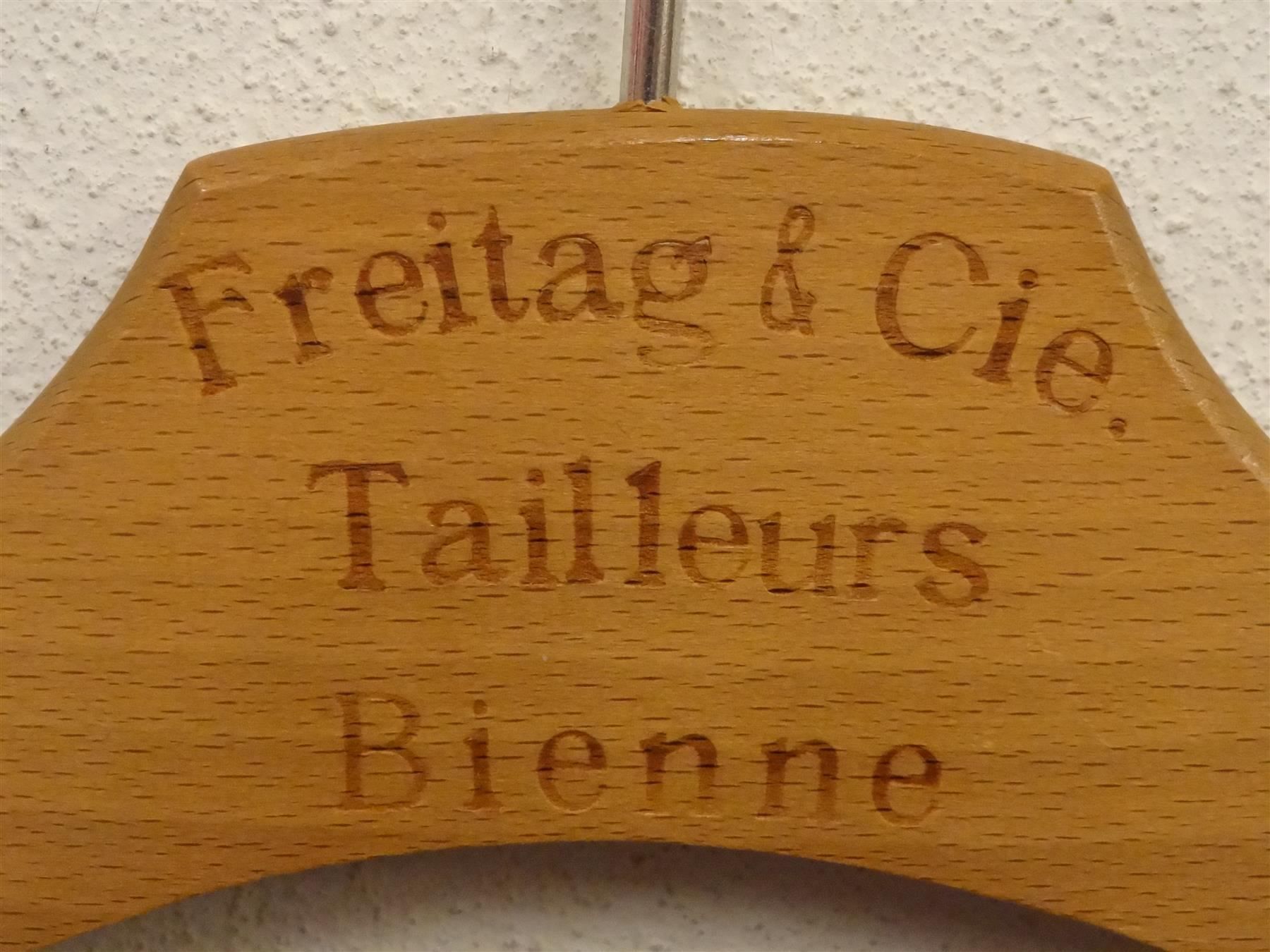 Appendiabiti: Kleiderbügel FREITAG TAILLEUR BIENNE – Usato da Kerzers venduto da zimmergruen 1