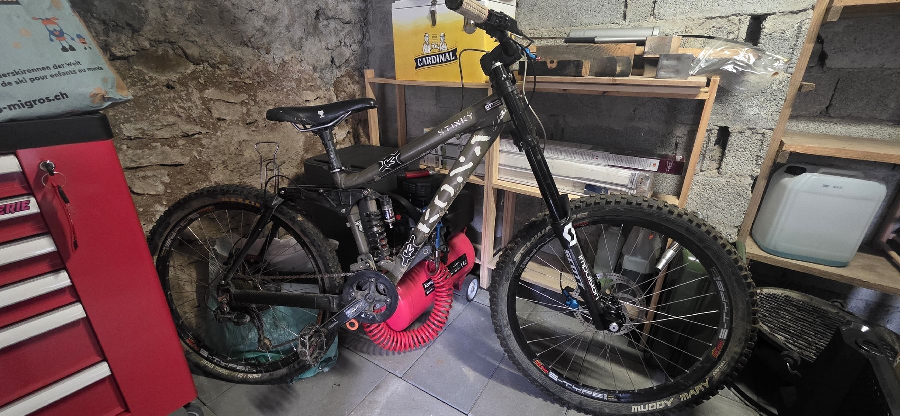 Kona Velos: Kona Stinky DH – Defekt aus Nuvilly von JULK3695
