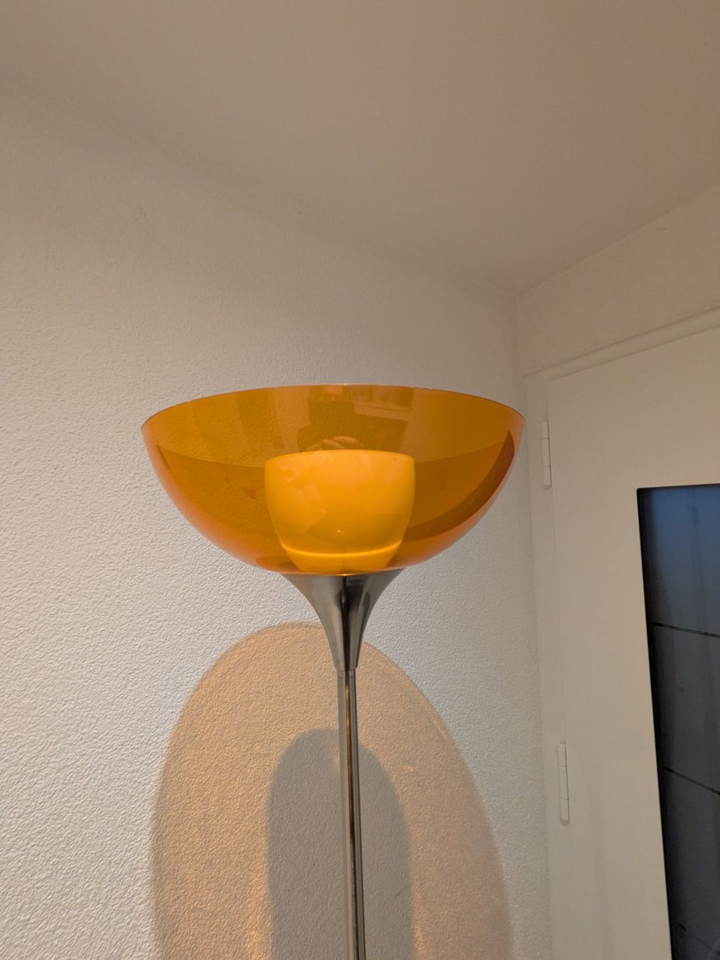 Lampade: Stehlampe orange mit Leuchtmittel – Usato da Dürnten venduto da Svenomat1 2