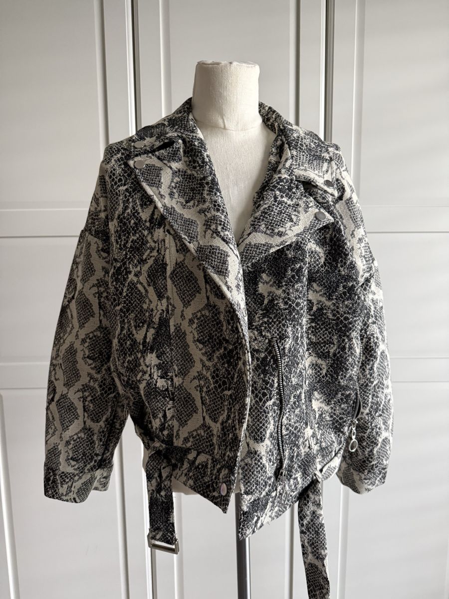 Giacche: Zara Basic Jacke Schlangenmuster schwarz weiss Grösse S – Nuovo (secondo la descrizione) da Schlieren venduto da hye_jv95