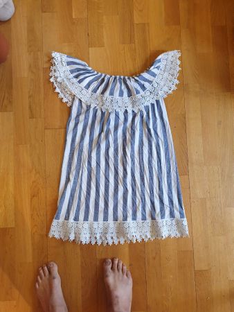 damenkleid mit rüschen