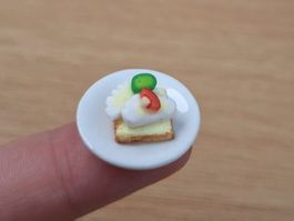 Camembert Canape auf Keramik Teller, Handmade
