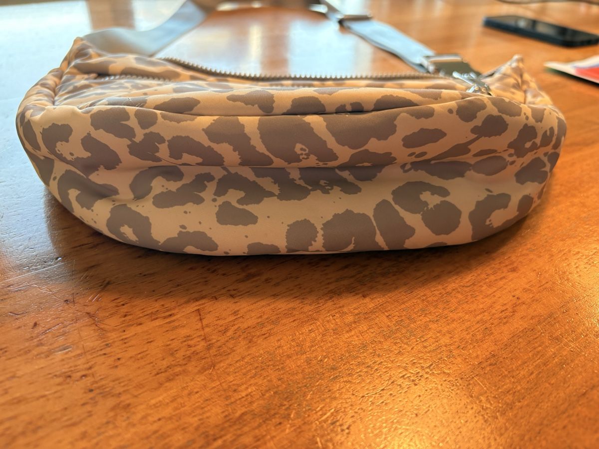 Vivi Mari Borse: Padded Hip Bag medium - leo splashes grey/sand – Nuovo (secondo la descrizione) da Geroldswil venduto da quatschi0 3