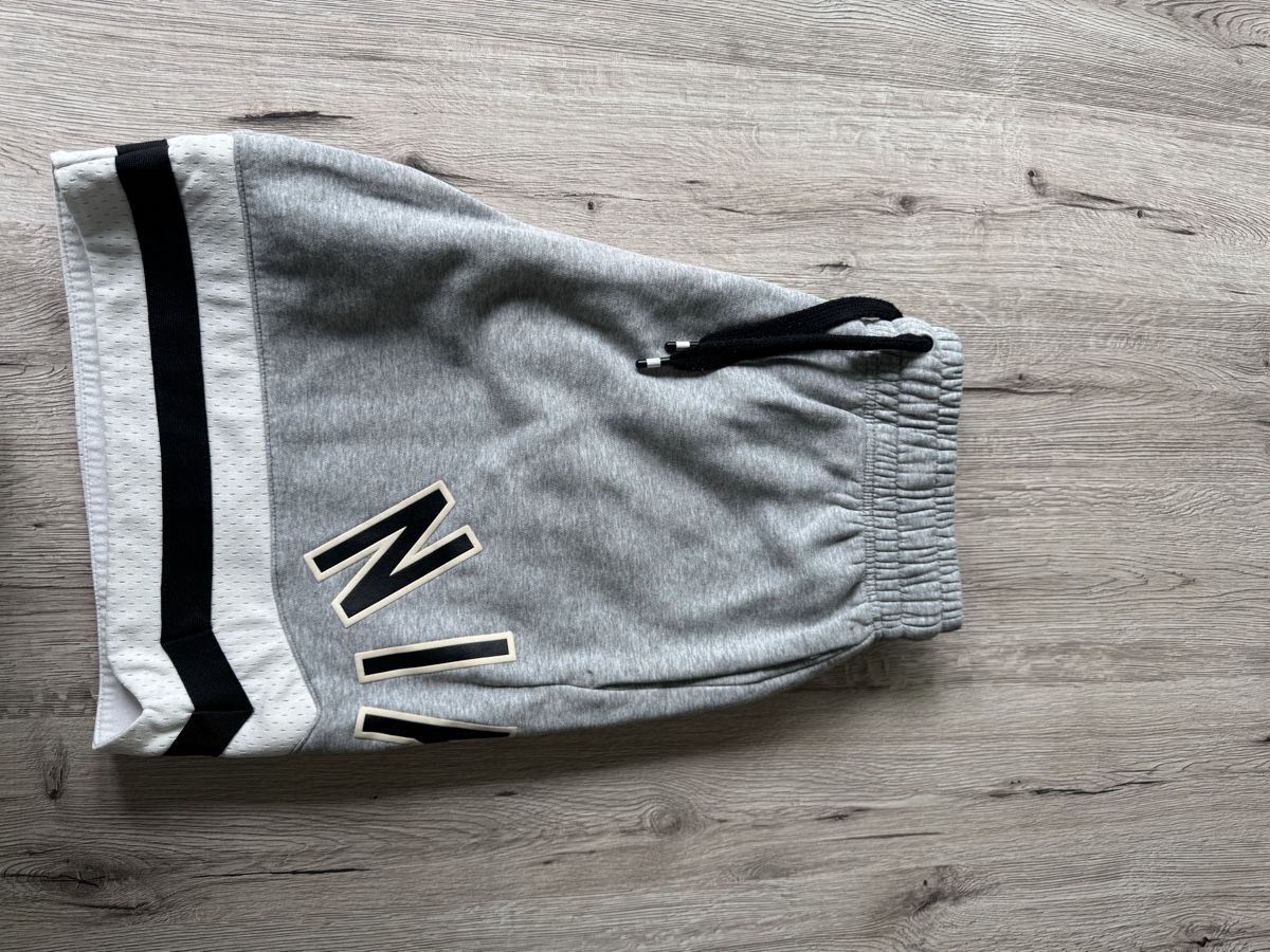Nike Hosen: Nike Shorts – Gebraucht aus Villmergen von van_xv9t 1