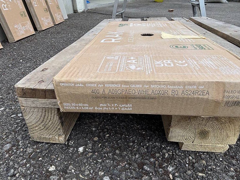 Bodenbeläge: Feinsteinplatten innen Bad o Küche – Neu und originalverpackt aus Uster von astartes 1