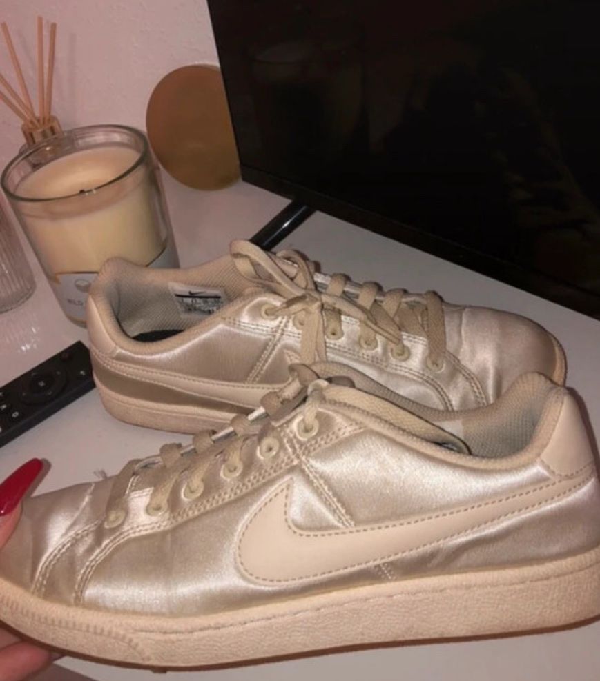 Nike Damenschuhe: Nike Court Royale – Neu (gemäss Beschreibung) aus Solothurn von atejes 1
