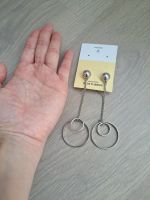 Silberfarbene Ohrringe mit Kreisen