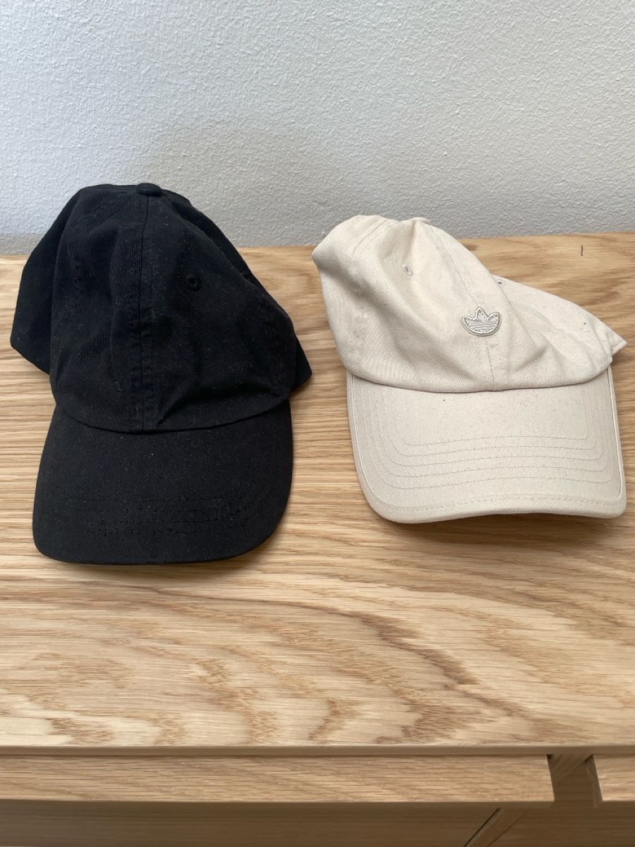 Altro in  Abbigliamento & Accessori: Two Baseball Caps Adidas and Black Cap Acceptable – Usato da Solothurn venduto da philippe_wehrli