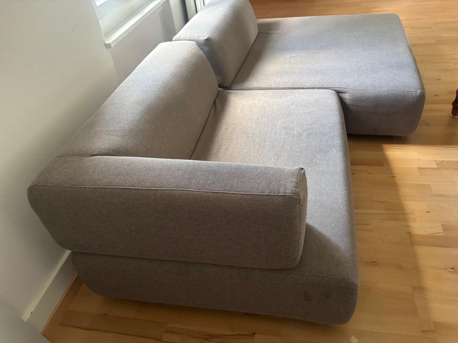 Divani: Grosses Ecksofa, hellgrau, bequem, guter Zustand – Usato da Triengen venduto da Nachthimmel32 3
