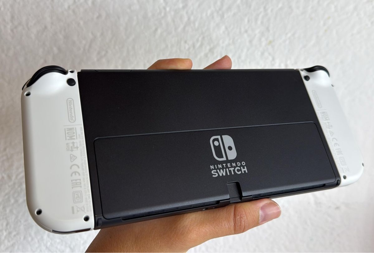 Nintendo Console: Nintendo Switch OLED White - Like New - Perfect for Summer! – Usato da Ehrendingen venduto da bubulence 2