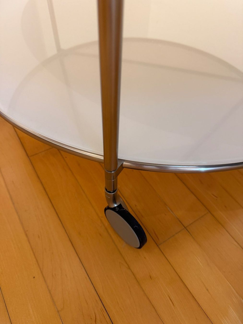 Tavoli: Beistelltisch mit weisser Glasplatte – Usato da Stansstad venduto da pet_gcb8 1