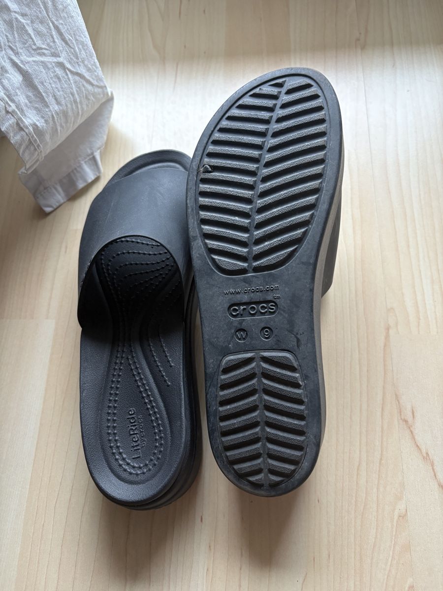 Crocs Scarpe da donna: Crocs Brooklyn Slides Gr. 39 Schwarz Schuhe – Usato da Luzern venduto da poe_5fml 1