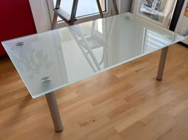 Couchtisch mit Glasplatte