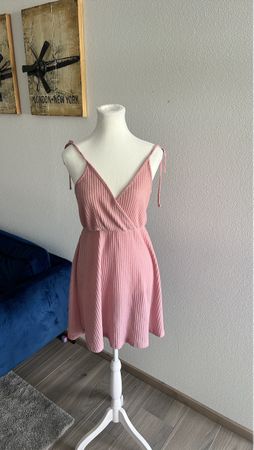 Sommerliches Kleid mit Wickeloptik, Grösse M
