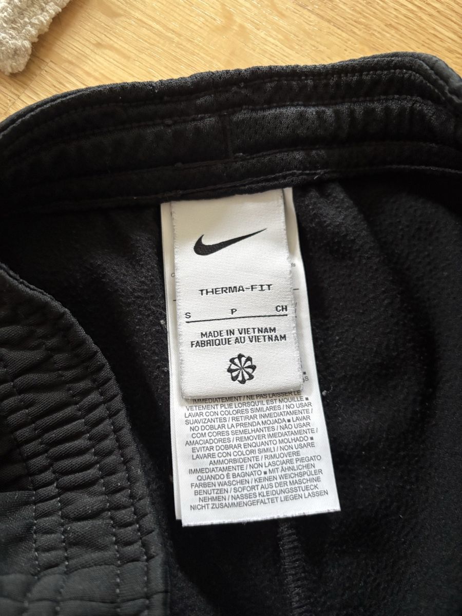 Nike Pantaloni: Sporthose Nike schwarz S – Usato da Fribourg venduto da dafral 2