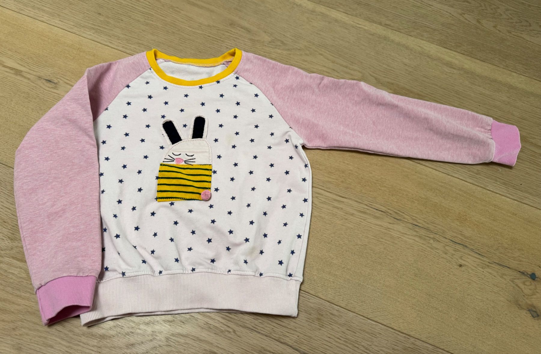 Pullover & Sweatshirts: Pullover rosa Kind mit Hasenmotiv Grösse 130 – Gebraucht aus Winkel von Schorley
