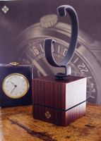 Patek Philippe: Espositore da orologio in legno massiccio