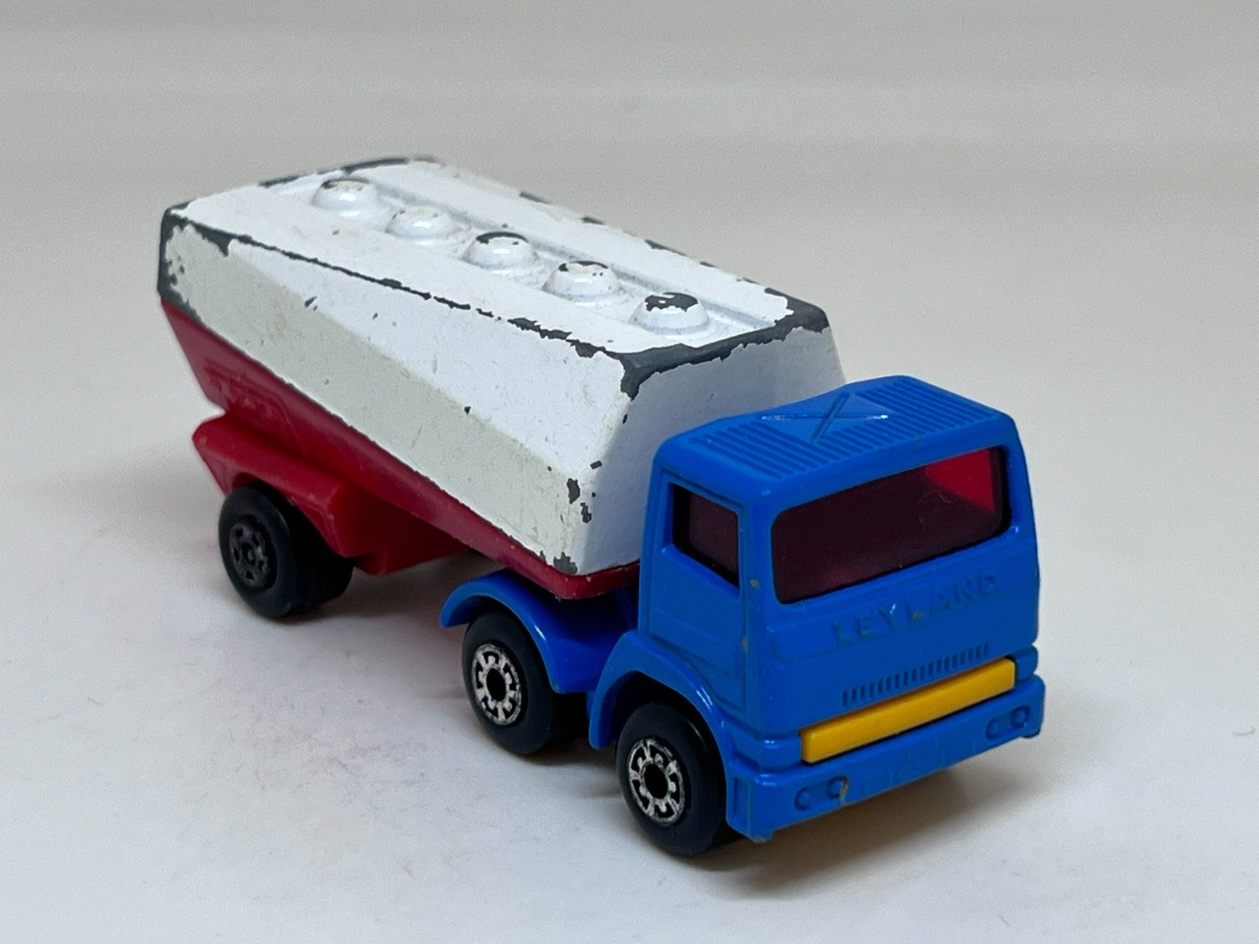 Matchbox Modellini d'auto: Matchbox Freeway Gas Tanker #427 – Usato da Wildegg venduto da LaaBoutique