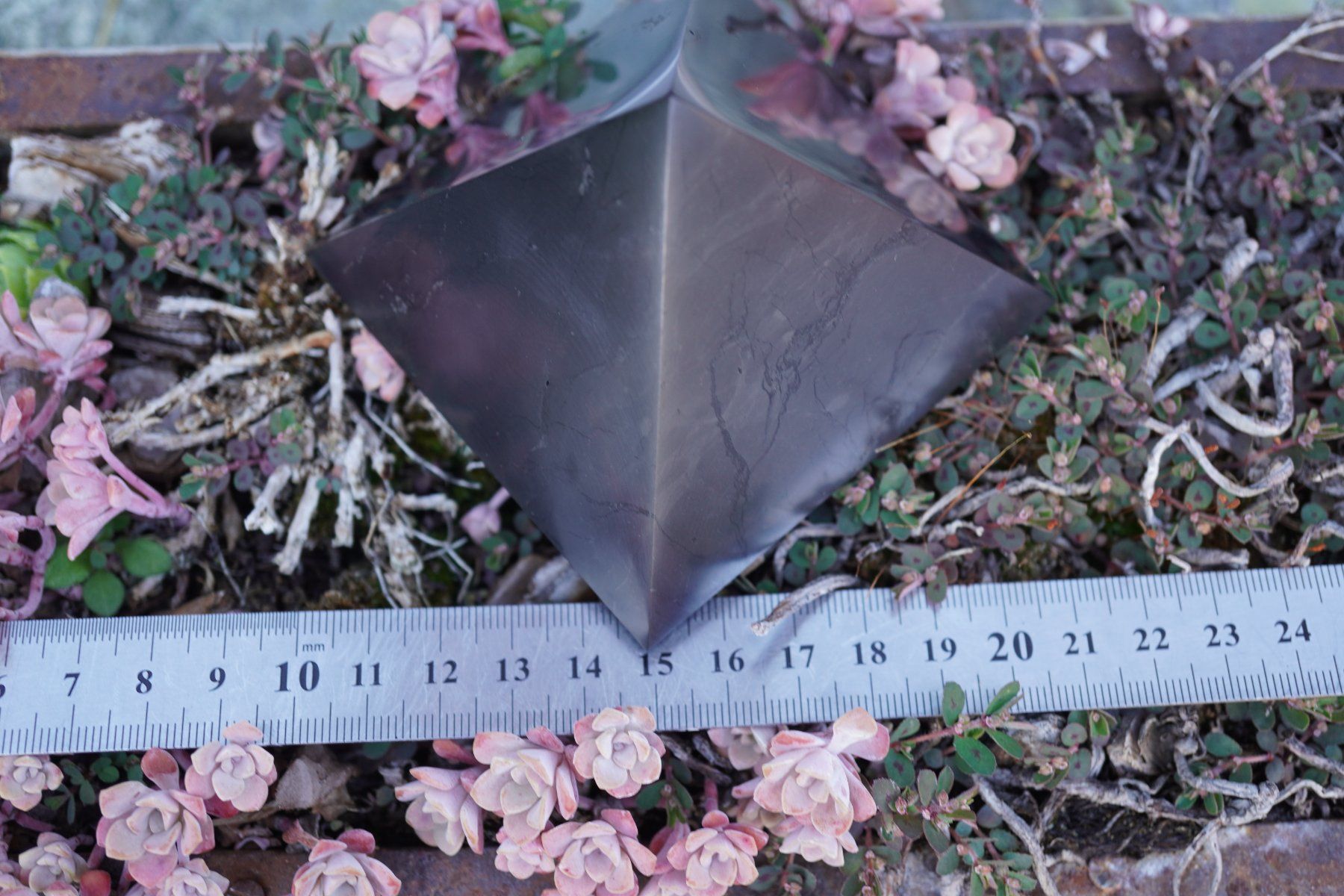 Minerali & Pietre curative: Schungit / Shungit  Pyramide   8cm – Nuovo e nell'imballaggio originale da Eschenbach SG venduto da topstone