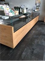 Kühlvitrine mit eleganter Holzfassung