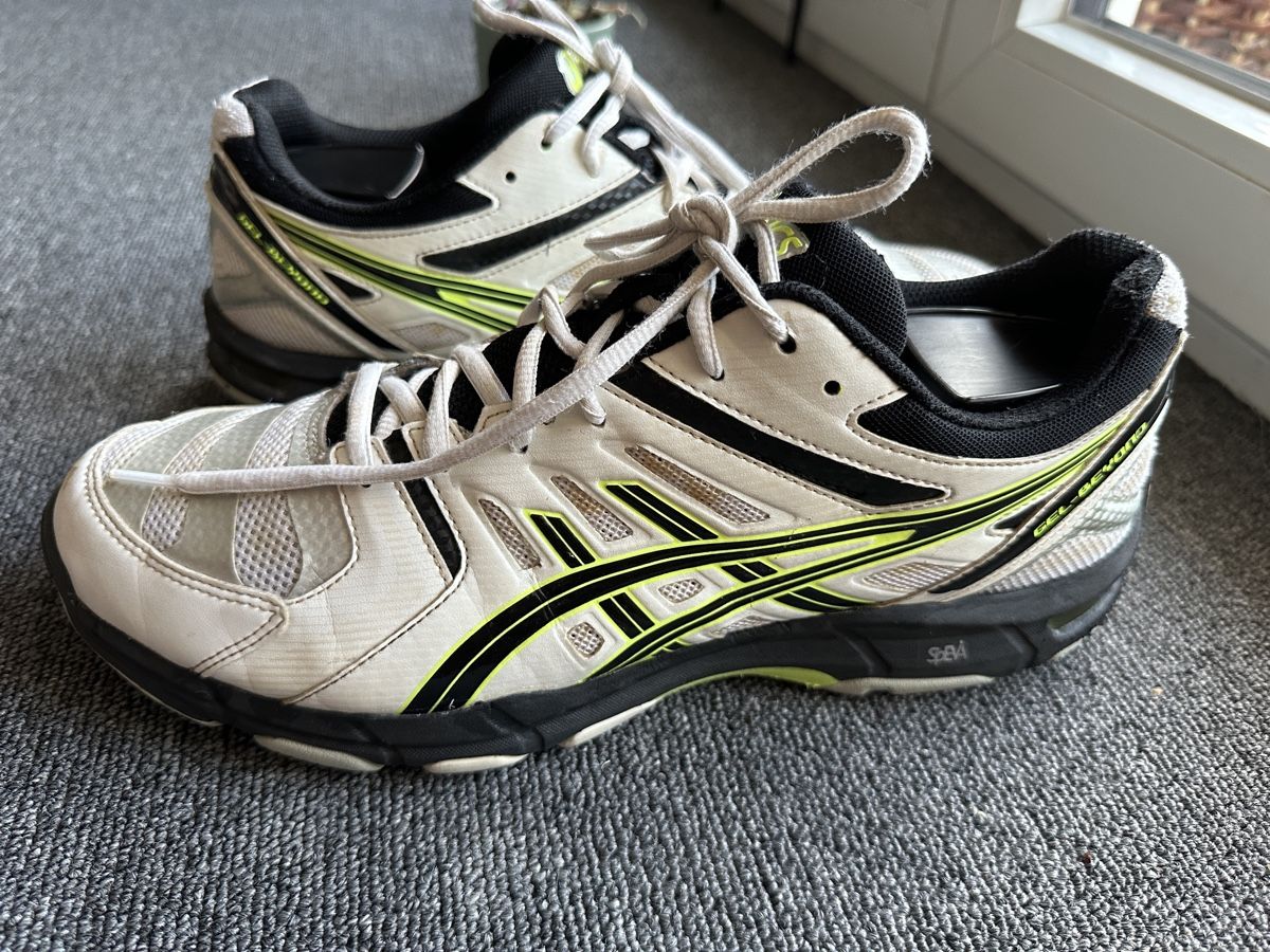 Asics Scarpe da uomo: Asics GEL-BEYOND homme taille 44 blanc – Usato da Bulle venduto da LeMoleson