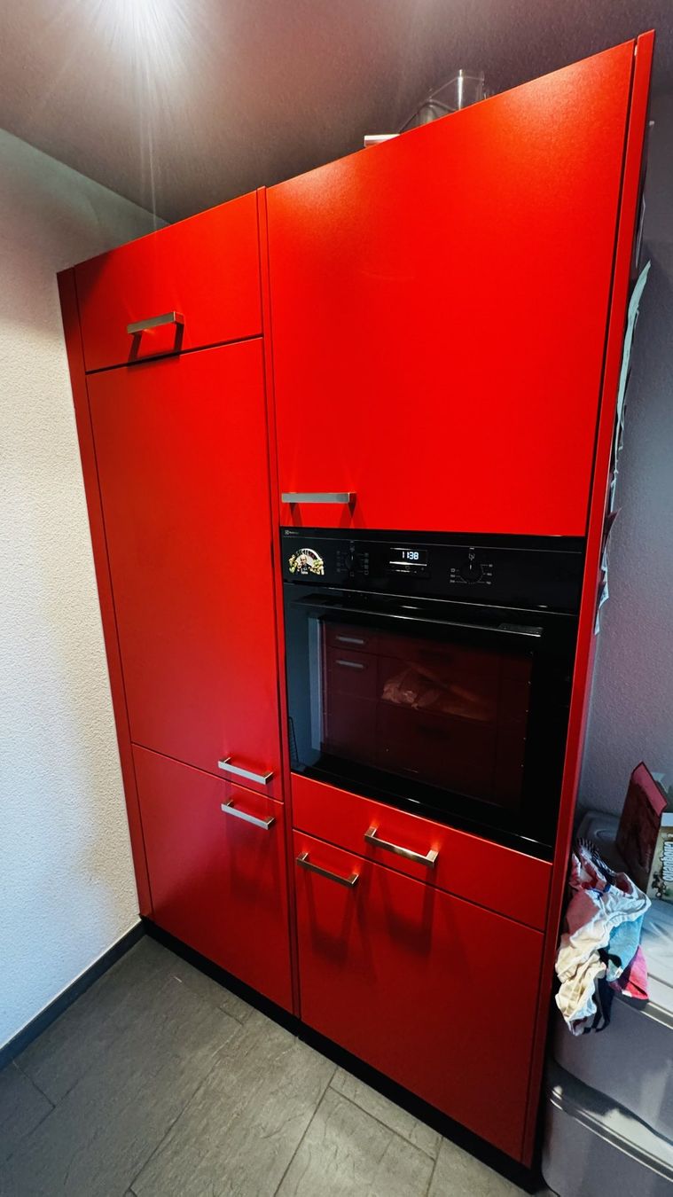 Cucine complete: Gepflegte Einbauküche in Rot/Grau inklusive Bar – Usato da Solothurn venduto da Psyclos 3