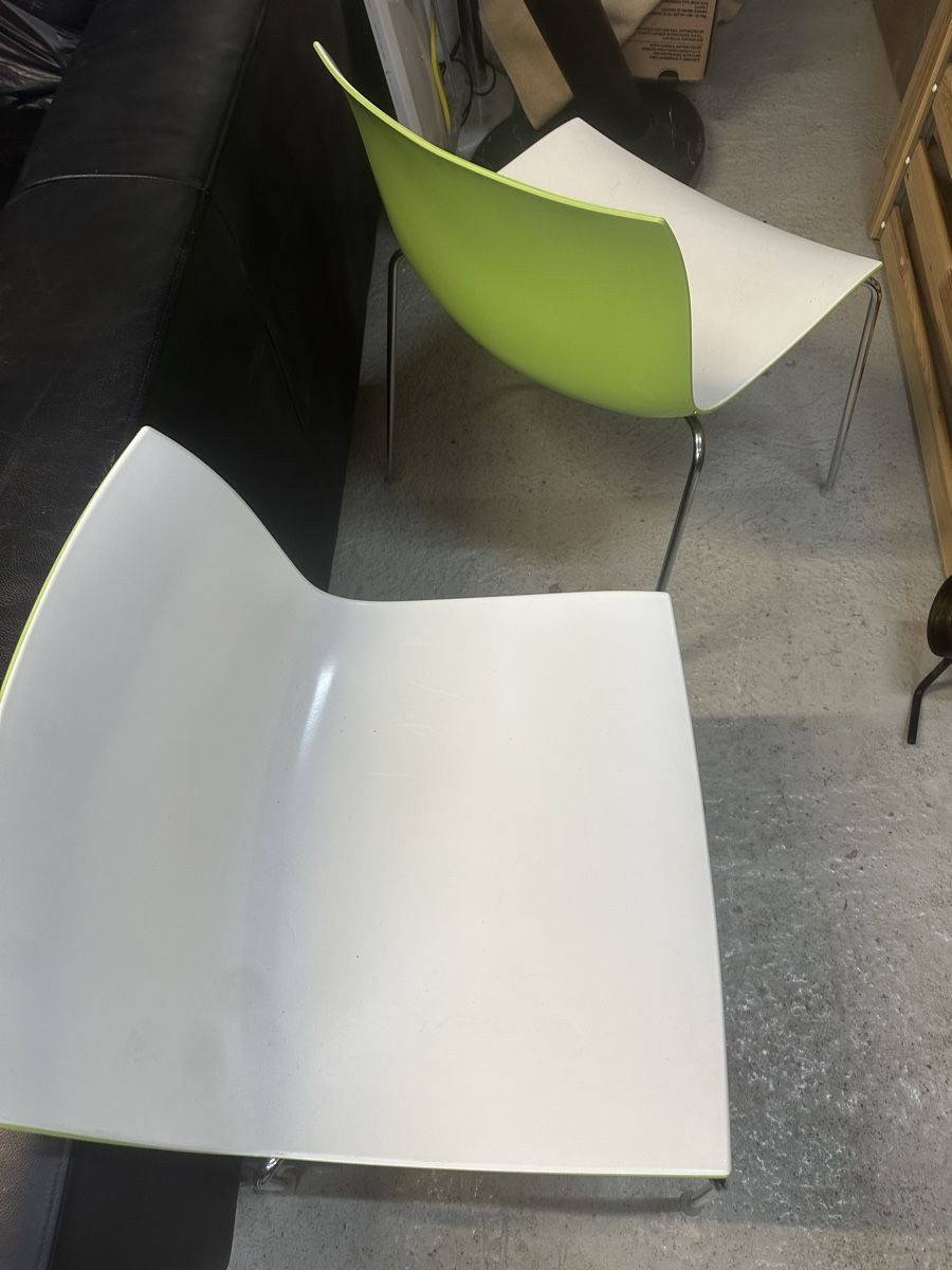 Arper Stühle: 2 chaises bicolores Arper – Gebraucht aus Cugy fr von osc_lxr7