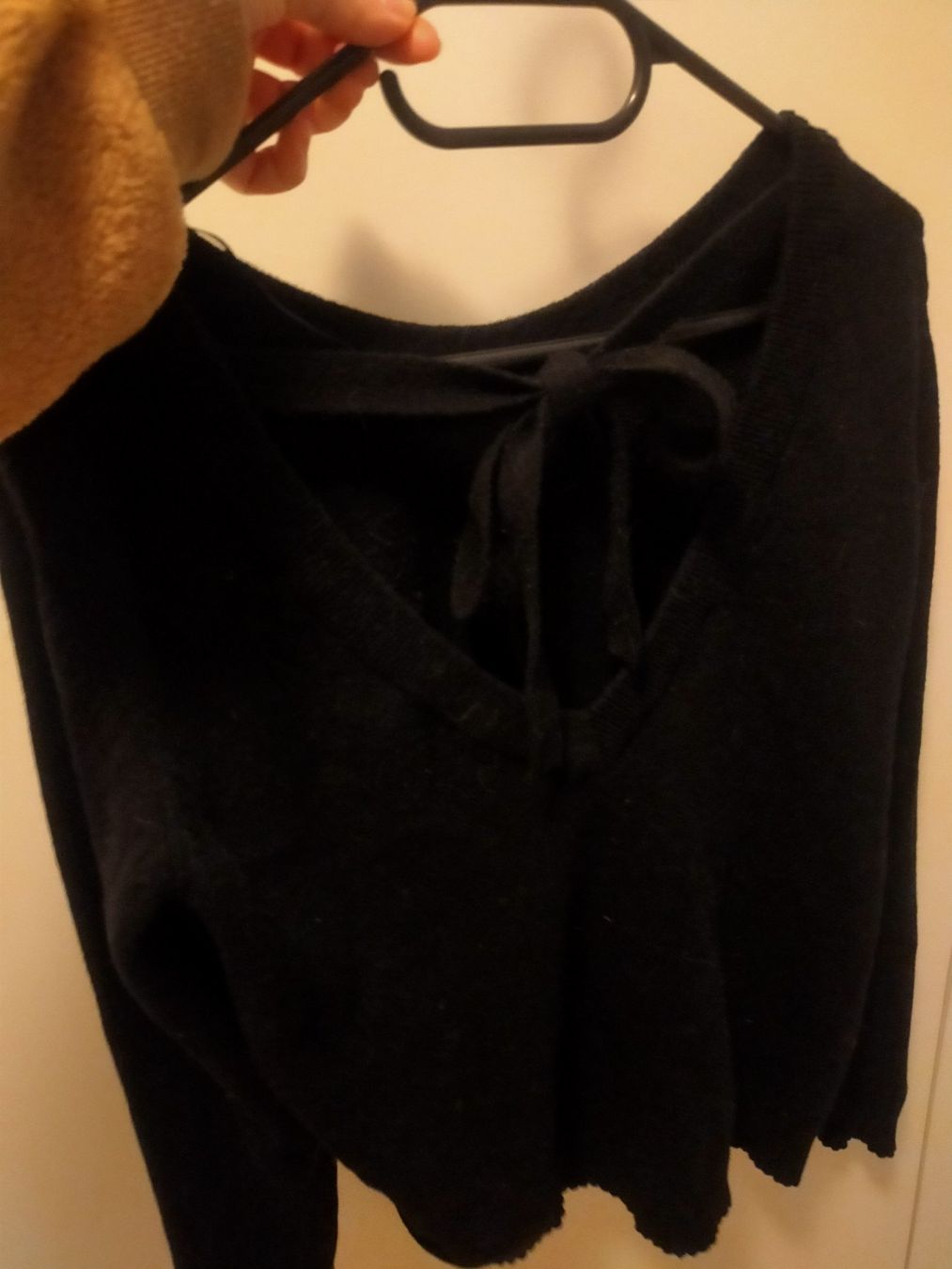Pullover & Sweatshirts: Schwarzer flauschiger Pullover mit Schleife am Rücken – Gebraucht aus Tägerig von mikky02 1