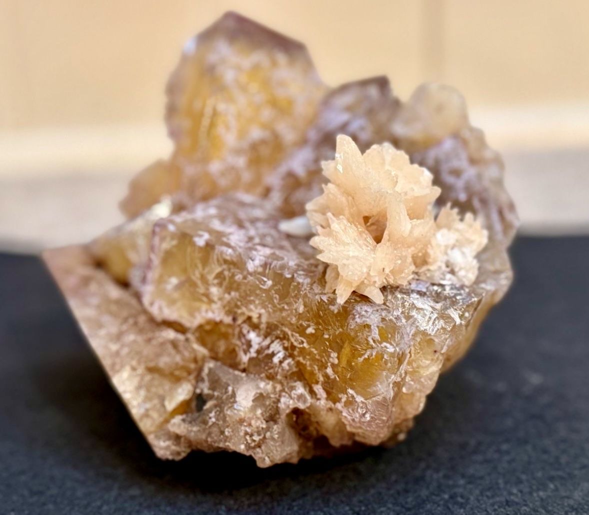Minéraux & Lithothérapie: Grosse Fluoritstufe mit Kristallaggregat / 1.3 Kg. – D'occasion à Schattenhalb par Oodaaq