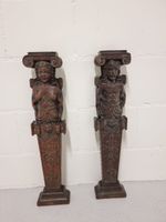Zwei starke Figuren mit Geschichte – Karyatiden aus Holz