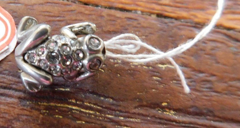 Ciondoli: Frosch-Anhänger-Sammlung, teils Silber und beweglich – Usato da Villnachern venduto da Niggo0 5