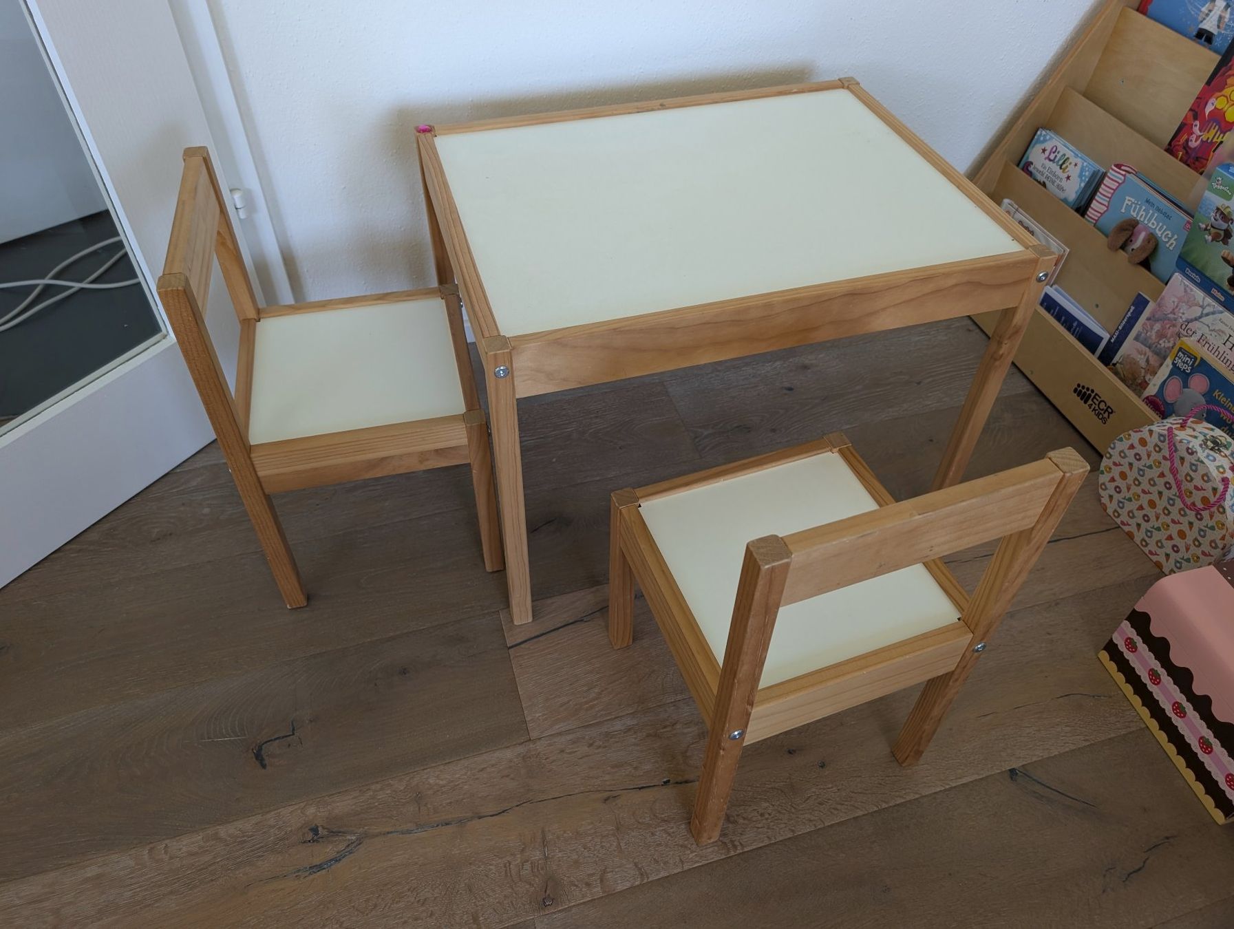 Set di tavolo e panche: Kinderspielstuhl – Usato da Neuhausen venduto da Mhmh