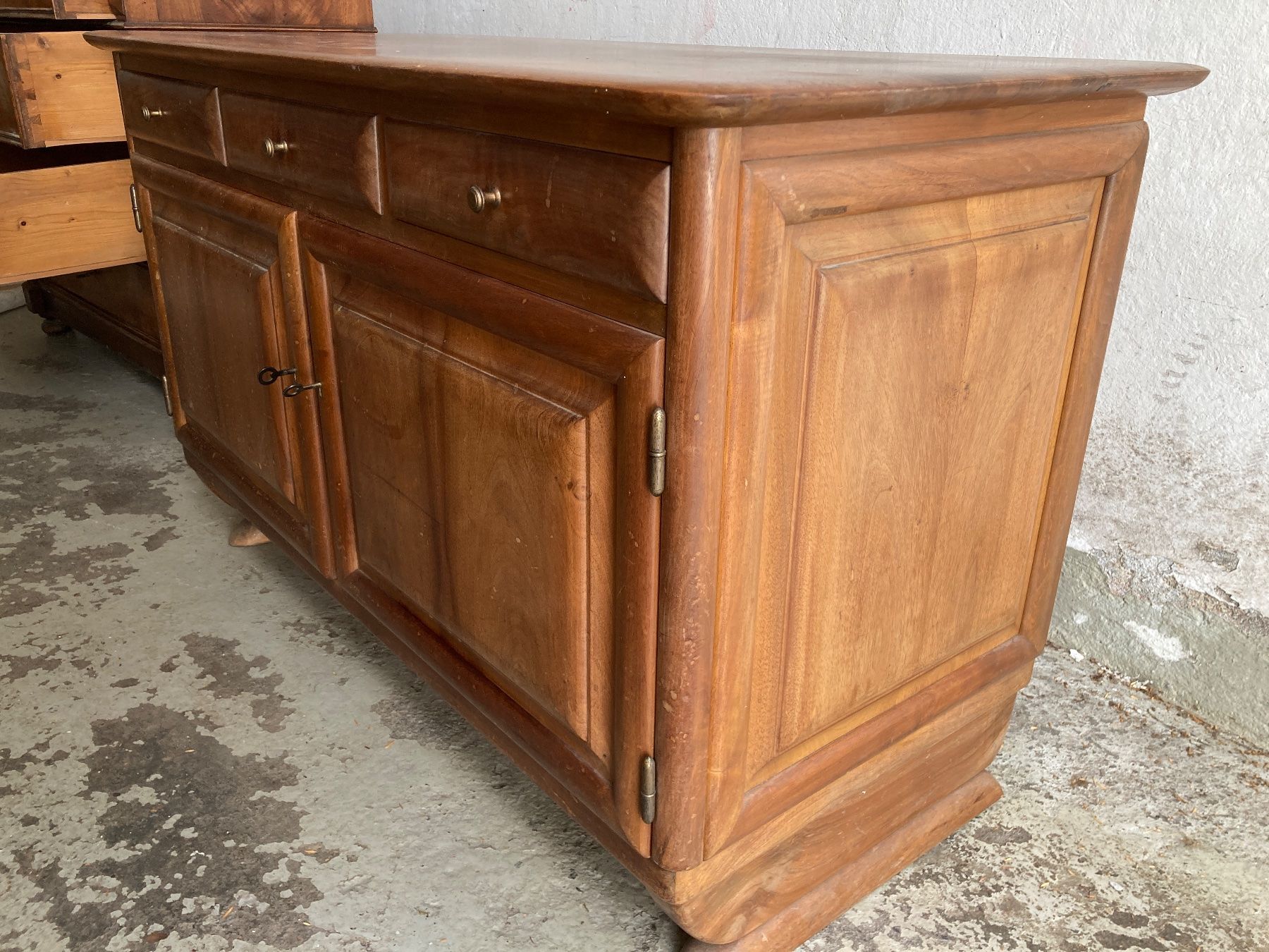 Commodes: Kommode Nussbaum gebrauchter Zustand – D'occasion à Zürich par vivster40 1