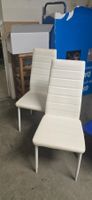 Stühle in weiss und blau